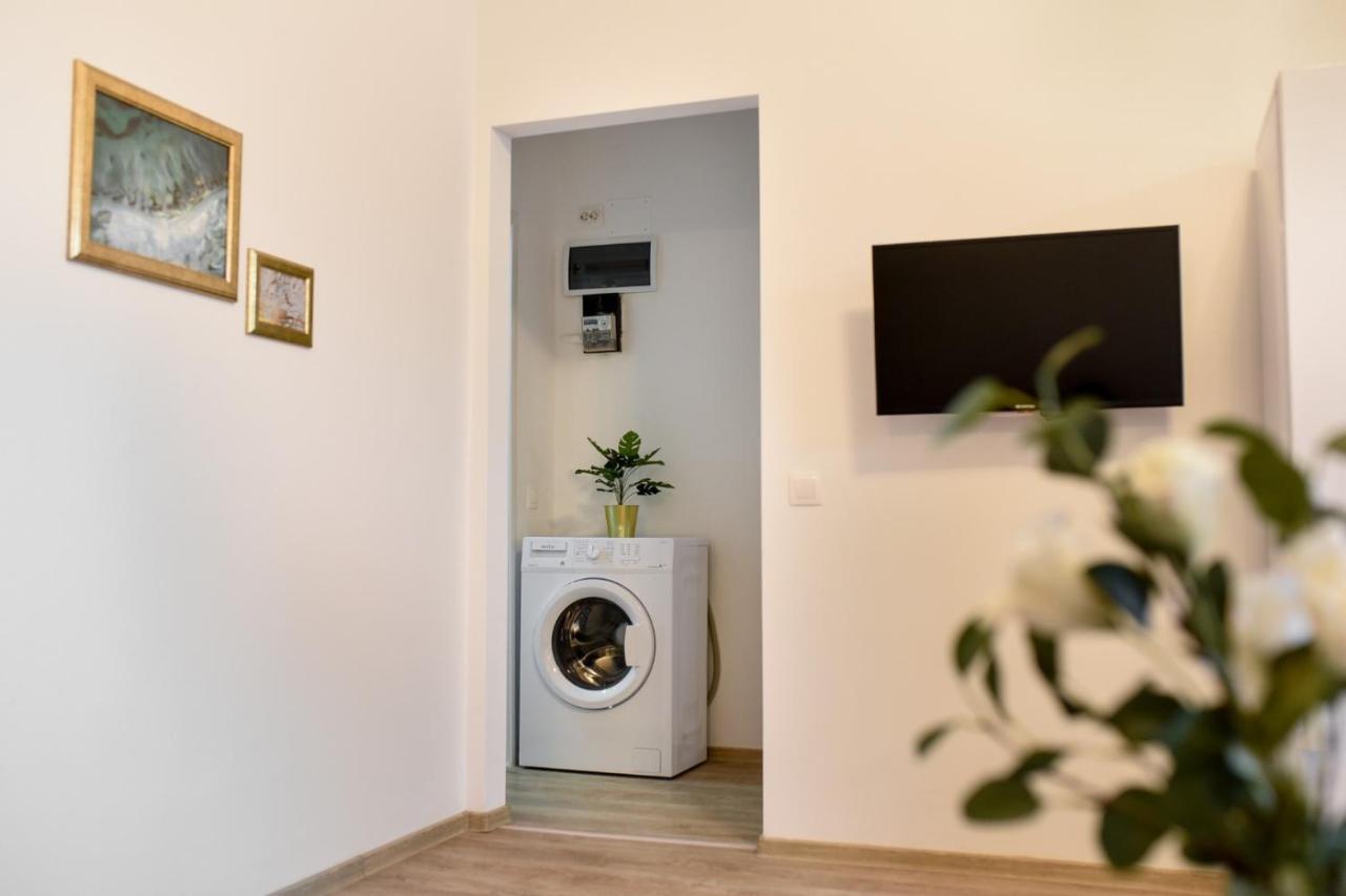 Cozy 1Br Escape - Apartment With Charming Balcony Near Universitate Bucarest Esterno foto