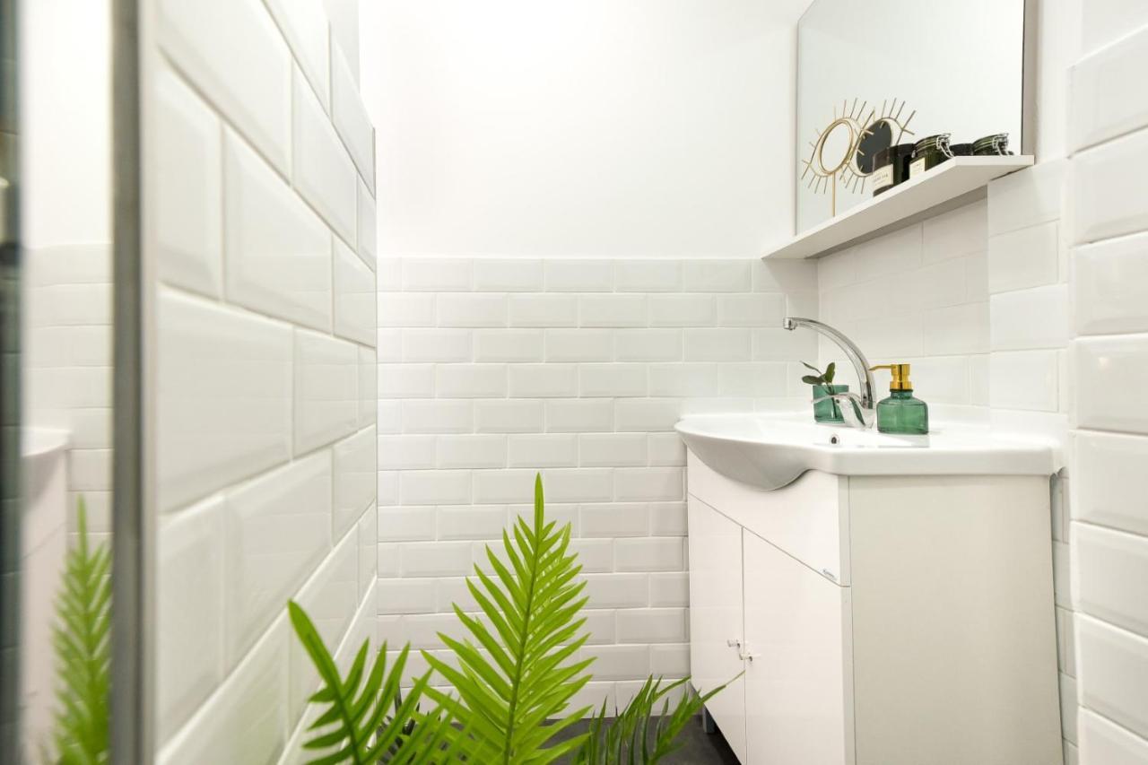Cozy 1Br Escape - Apartment With Charming Balcony Near Universitate Bucarest Esterno foto