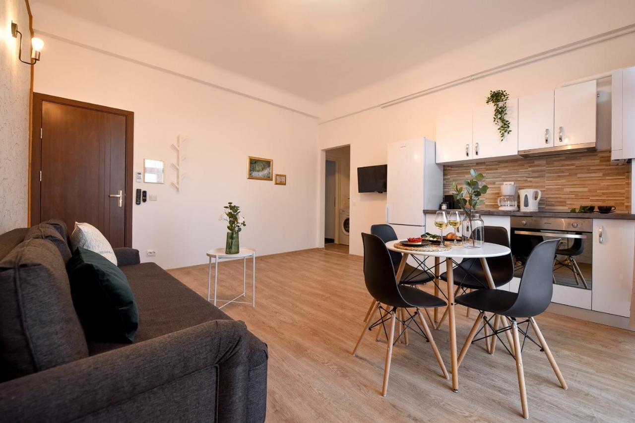Cozy 1Br Escape - Apartment With Charming Balcony Near Universitate Bucarest Esterno foto